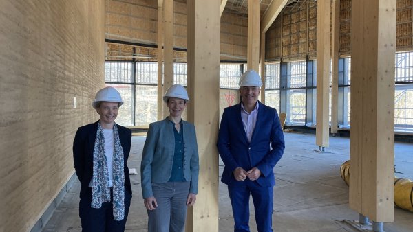 Projektleiterin Dr. Alice Anna Schröder-Klaassen (von links), Museumsdirektorin Dr. Marie Louisa Allemeyer und Dr. Georg Lunemann, Direktor des Landschaftsverbandes Westfalen-Lippe stehen in der Baustelle. - © Cordula Gröne