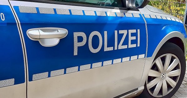 Der Fahrer wurde leicht verletzt. - © dpa