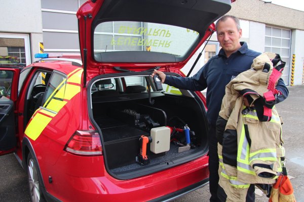 Stefan Jakob, Leiter der Freiwilligen Feuerwehr Barntrup, zeigt den neuen Kommandowagen. - © Nadine Uphoff