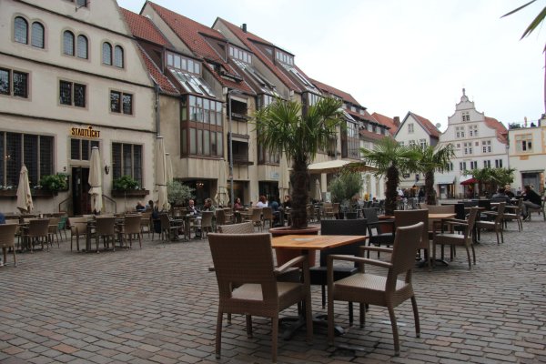 Die Tische stehen auch auf dem Marktplatz weiter auseinander. Die meisten Gäste wollen lieber draußen sitzen, deswegen hoffen die Wirte für die Außengastronomie auf einen guten Sommer. - © Carolin Brokmann-Förster