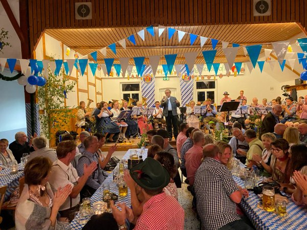 Vom Bergsteigermarsch bis „Rock Mi“: Der Musikzug der Freiwilligen Feuerwehr Schieder-Schwalenberg zeigte sein gesamtes Repertoire. - © Maren Brettmeier