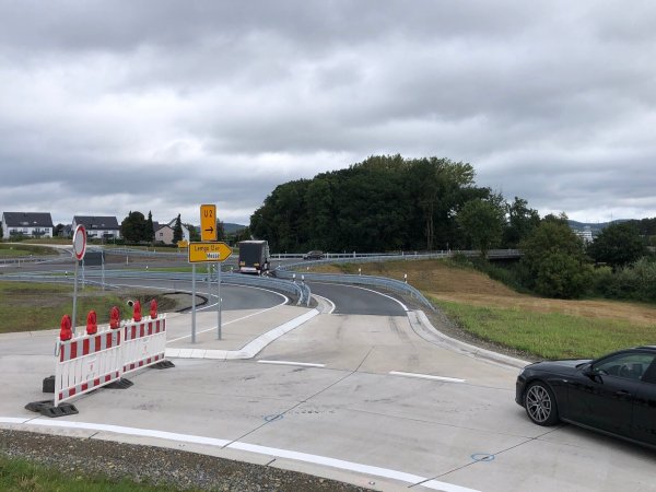 Die ersten Meter Asphalt sind auf der "Brille" in Höhe des ehemaligen provisorischen Kreisels für den Verkehr freigegeben. Hier geht es Richtung Lemgo. - © Thomas Reineke