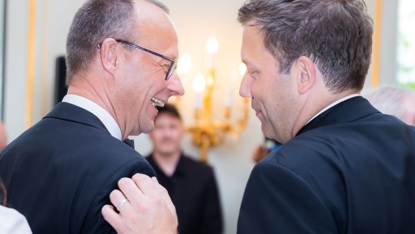 Friedrich Merz (l.) und Lars Klingbeil zählen zu den Sondierungsteams von Union und SPD. - © Christoph Soeder/dpa-Pool/dpa