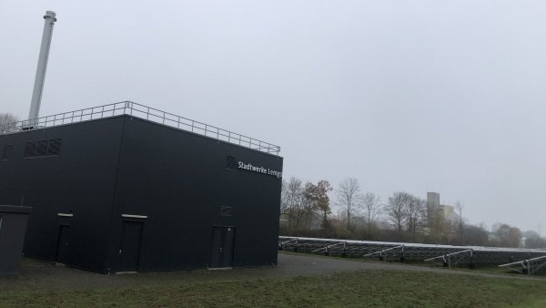 Drei Arten der Energieerzeugung der Stadtwerke fallen vom Liemer Weg aus ins Auge: per Erdgas im Blockheizkraftwerk (links), per Flächen-Solarthermie (Mitte) und per Klärwasser-Wärmepumpe am Abwasserwerk (im Hintergrund der Faulturm). - © Till Brand