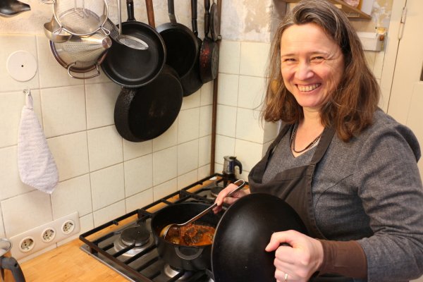 Die Detmolderin Angelika Fuchs hat die Plattform "MamaManna" gegründet. Hier können sich Menschen vernetzen, die gerne für andere kochen oder selbst genießen wollen. - © Janet König