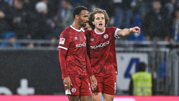 Arminia-Kapitän Mael Corboz (r.) gibt Teamkollege Noah Sarenren Bazee die Marschrichtung vor. - © Teresa Kroeger/RHR-FOTO