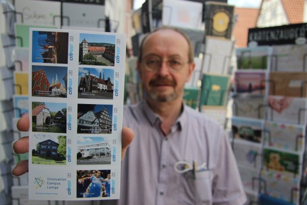 Im Spielwarengeschäft Niehaus an der Mittelstraße gibt es auch die Briefmarken mit Lemgo-Motiv zu kaufen. Auch Postkarten hat Detlev Niehaus im Angebot. - © Katrin Kantelberg