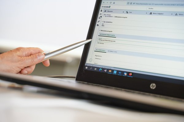 Es ist ja nicht so, dass nichts passiert: Digitale Akten zum Beispiel halten in immer mehr Behörden Einzug und sollen ein Schritt auf dem Weg zu einer durchgehend elektronischen Verwaltungsarbeit sein. - © picture alliance/dpa