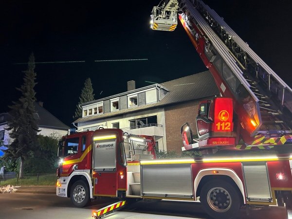 Mit einer Drehleiter rettet die Freiwillige Feuerwehr Bad Salzuflen einen Bewohner vom Balkon. - © Nele Keunecke / Feuerwehr Bad Salzuflen