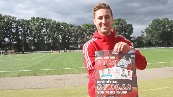 Niclas Fulland zeigt das Plakat, mit dem der Verkaufsstart des Stickeralbums des TuS Lipperreihe angekündigt wird. Er hatte die Idee zu dieser Aktion und hat sie als Projektleiter organisiert. - © Birgit Guhlke