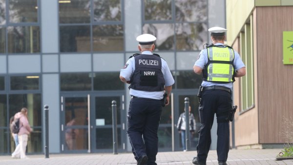 Nach Amokdrohung: Polizei mit Einsatzkräften an der Stadtschule in Lübbecke. - © Claus Frickemeier