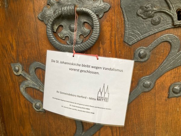 Das Schild an der Tür des Gotteshauses am Neuen Markt, das Besucher über die Schließung informiert - © Jobst Lüdeking