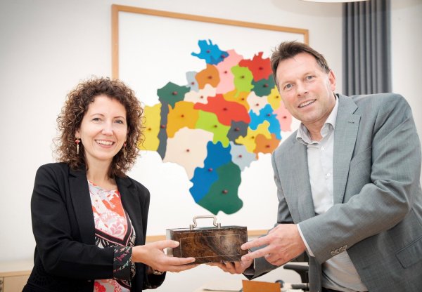 Dr. Miriam Mikus hat am Mittwoch ihr Amt als neue Kämmerin und Beigeordnete im Detmolder Rathaus angetreten. Bürgermeister Frank Hilker überreichte ihr zu Dienstbeginn symbolisch die Stadtkasse. - © Stadt Detmold/Torben Gocke