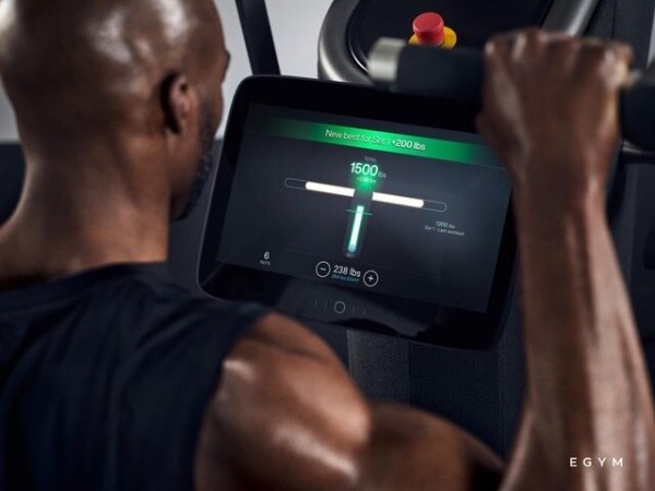 Über den integrierten Bildschirm können sich Benutzer der neuen eGym-Geräte unter anderem ihre Fortschritte in Echtzeit anzeigen lassen. - © EGYM
