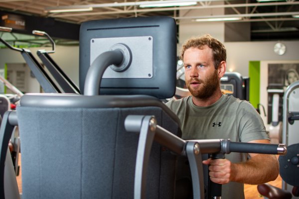 Im Buena Vista Fitnessstudio in Detmold können die Kunden schon seit Längerem rund um die Uhr trainieren. Die späten Zeiten sind vor allem bei Jüngeren beliebt. - © Raphael Bartling