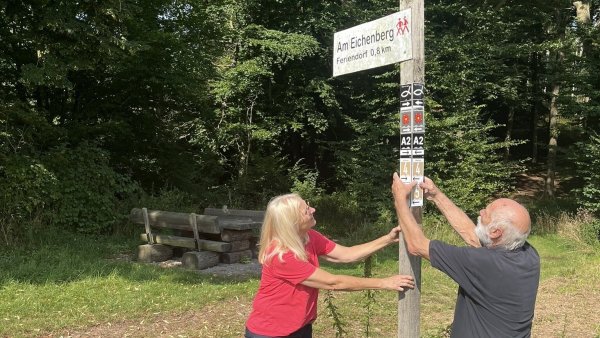 Ute Radeck und Gerhard Nagel vom TV Blomberg bei der Anbringung der neuen Markierungen. - © Blomberg Marketing