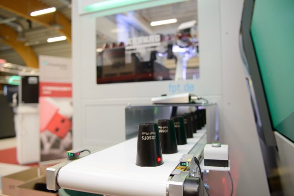 Die nachhaltigen Kunststoffbecher können mit einem Laserbeschriftungsverfahren individualisiert werden. - © Andrej Friesen