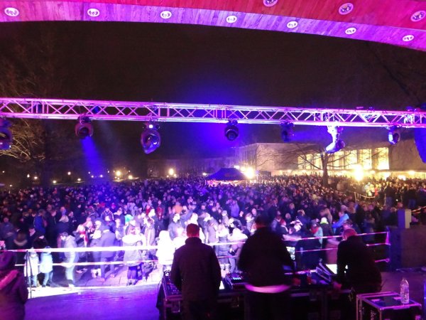 So voll war es Silvester 2019 vor der Konzertmuschel im Kurpark. Nach zwei Jahren Zwangspause stehen am Silvesterabend hier wieder DJ's auf der Bühne, um die Gäste zu unternalten. - © Stadtmarketing Bad Salzuflen
