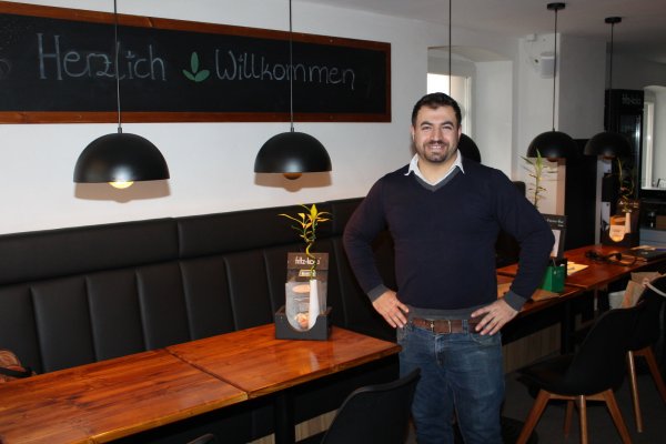 Ali Biskin hat sich mit der Kombination aus Restaurant und Bar einen Traum erfüllt. - © Sandra Castrup