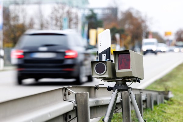 Ein Blitzer am Straßenrand überwacht den Verkehr. Ein ähnliches Gerät in Paderborn hat ein Mann durch einen Tritt außer Gefecht gesetzt. - © picture alliance / dpa