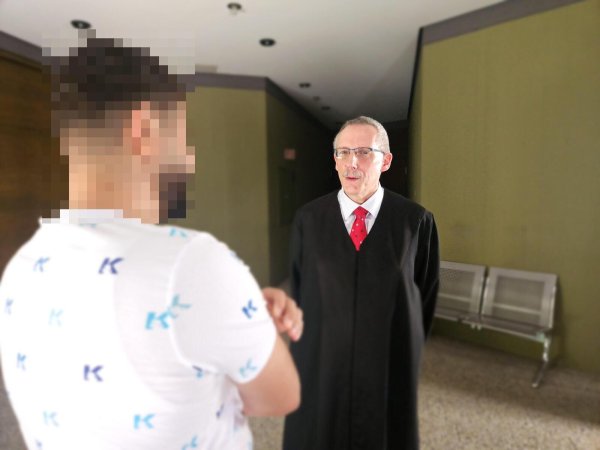 Rechtsanwalt Jürgen Bischoff aus Bad Salzuflen vertritt den 34-jährigen Angeklagten. Zivilrechtlich ist der Kosmetiker schon rechtskräftig verurteilt worden. 5000 Euro Schmerzensgeld soll er zahlen. Vor dem Amtsgericht Lemgo ging es noch mal um einiges mehr. - © Janet König