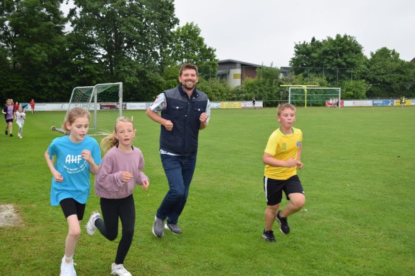 Voller Einsatz: Lehrer und Schüler laufen gemeinsam für Kenia. - © AHF-Grundschule