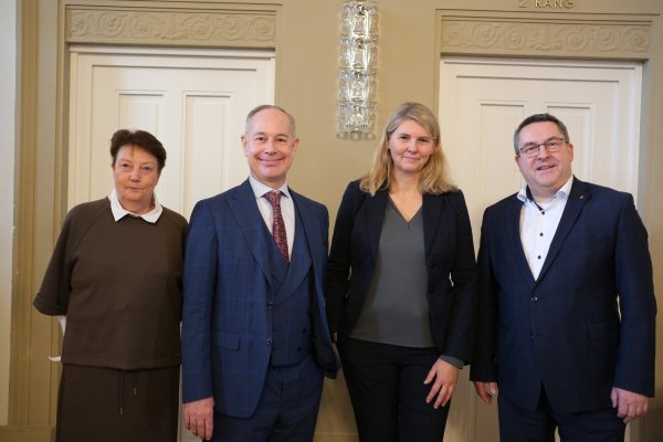 Susanne Flöttmann, stellvertretende Verwaltungsdirektorin, Verwaltungsdirektor Stefan Dörr, die künftige Intendantin Kirsten Uttendorf und Aufsichtsratsvorsitzender Landrat Dr. Axel Lehmann. - © Sven Koch