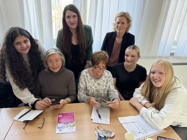 Safra, Ingrid Brinkmann, Verena Bartsch, Christel Spohn, Nicole Röthe, Marie und Nele (von links) beim Digitalcoaching in den Räumen der VHS. - © Sandra Castrup