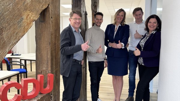 Fraktionsvorsitzender Jörg Thelaner (von links), Vorstandsmitglied Daniel Neufeld, Kandidatin Dr. Marika Thiersch, Stadtverbandsvorsitzender Steven Förster und die stellvertretende Fraktionsvorsitzende Renate Hartmann. - © CDU Detmold