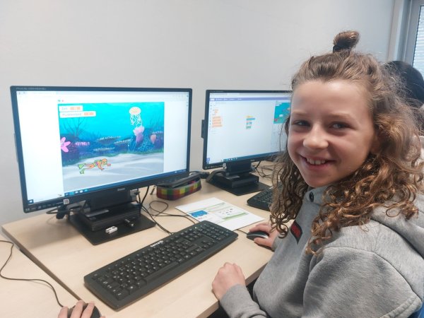 Noemi (11) und ihre Mitschüler programmieren im Informatikunterricht ein Computerspiel. - © Michaela Weiße