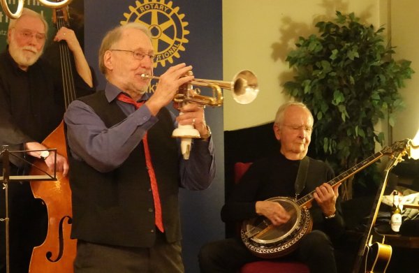 Der frühere Lagenser "Semmel" Brothuhn (an der Trompete), hier mit dem Detmolder Zahnarzt Dr. Erhard Büsselberg (rechts) und Colin Wrighton (links) am Kontrabass, führte durch den Abend. - © Axel Bürger