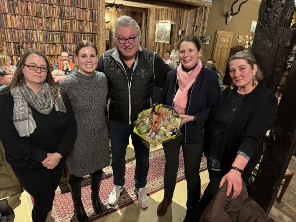 Christine Schmidt, Tirza Peuker, Gastwirt Friedhelm Begemann, Dr. Kerstin Ahaus sowie Marianne Petersmeier (von links) freuen sich über den gelungenen Quiz-Abend. - © Sandra Castrup