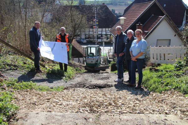 Bürgermeister Mario Hecker (von links), Stefan Pohl (Bauamt), Dieter Hartwig (Dorfgemeinschaft Talle), Bruno Güse (Heimat- und Zieglerverein Talle) und Bauamtsleiterin Ewa Hermann stehen an der Himmelsleiter in Talle, die derzeit erneuert wird. - © Nadine Uphoff