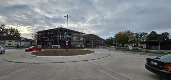 Durch den Kreisel an der ehemaligen Briten-Siedlung und die neu gebaute Kita dort haben sich die Voraussetzungen für Tempo 30 im oberen Teil der Siegfriedstraße geändert. - © Jost Wolf