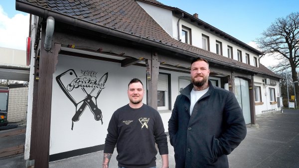 Martin Engel (l.) und Mario Funke eröffnen am Samstag, 22. März, "The Butchers Beef Club" im früheren Haus Reilmann an der Avenwedder Straße. - © Andreas Frücht