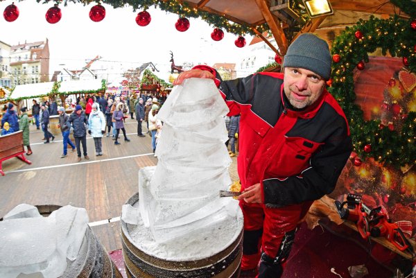 Joachim Knorra zaubert aus Eisklötzen Tannenbäume und andere Skulpturen. - © Nicole Ellerbrake