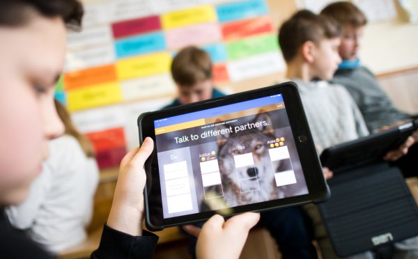 Das Lernen mit Tablets ist im Schulunterricht mittlerweile gang und gäbe. In kaum einer Schule gibt es dabei ein Gerät für jedes Kind. Eine neue Software soll nun auch die Nutzung von Privatgeräten im Klassenraum möglich machen. - © Julian Stratenschulte/dpa