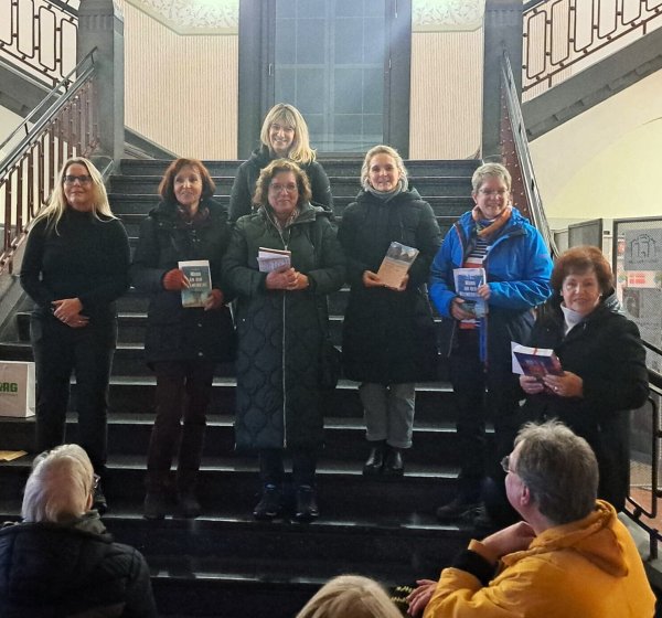 Organisatoren und Gewinner, von links: Bianca Sievert, Dagmar Zwirner, Martina Wenke, Stephanie Rohde (oben), Sandra Stötefalke-Mucha, Ingrid Uthe und Anne Sievert. Nicht im Bild:Thomas Hunke. - © Foto Konrad Soppa