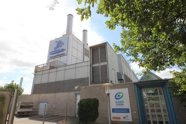 Das Heizkraftwerk West an der Ecke Isringhausen-Ring und Liemer Weg: Hier produzieren die Stadtwerke aus Erdgas Strom und Fernwärme. Wenn auf reine Wärmeproduktion umgestellt würde, könnte Gas gespart werden, sagt Geschäftsführer Arnd Oberscheven. - © Jens Rademacher