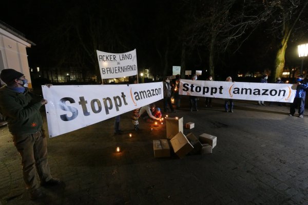 Mahnwache gegen Amazon. - © Jost Wolf