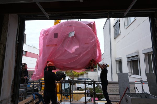 Der neue Magnetresonanztomograph schwebt am Kran ins Klinikum Lemgo. - © Klinikum Lippe