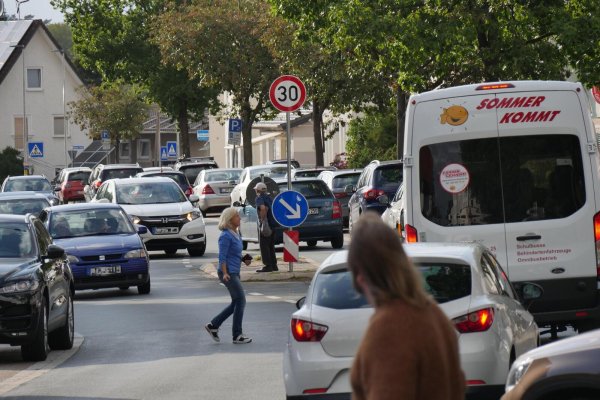 Nicht überall ist es so klar ersichtlich, wie an der Friedrich-Ebert-Straße in Hiddesen, warum die Tempo-30-Ausschilderung notwendig ist. Aus Sicht der CDU-Fraktion müssen die Bürger vor der Ausschilderung besser über die Gründe dafür informiert werden. - © Jost Wolf