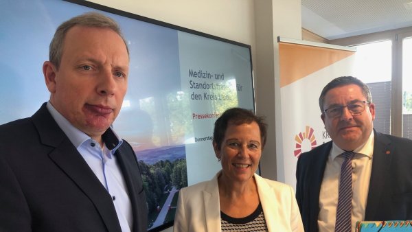 Dr Johannes Hütte (links), Dr. Christine Fuchs und Landrat Dr.Axel Lehmann - © Martin Hostert