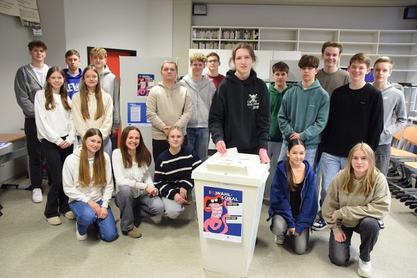 Mehr als 200 Jugendliche ab dem 9. Jahrgang haben am Niklas-Luhmann-Gymnasium an der U-18-Wahl teilgenommen. Ihre Stimmen werden in der von der Stadt zur Verfügung gestellten Wahlurne gesammelt. Foto: Karin Prignitz - © Karin Prignitz