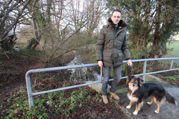 Sebastian Prohoffnik hat am frühen Dienstagmorgen einem Menschen vermutlich das Leben gerettet. Dieser war in den Butterbach (im Hintergrund) gefallen. Australian Shepherd Flynn und sein Herrchen wurden auf die leisen Hilferufe aufmerksam. - © Till Brand