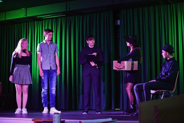 Überzeugten mit dem modernen Faust: Karina Wolkow als Christina, Marlon Schröder als Benni, Adrian Depping als Höllenpraktikant, Gina Lachmair als Femphisto, Mattis Kramer als Mephisto (von links). - © Nicole Ellerbrake