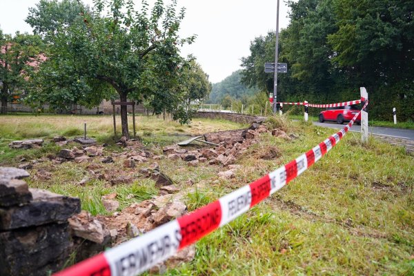 Die massive Steinmauer wurde bei dem Unfall im September auf einer Länge von mehreren Metern vollständig zerlegt. - © Archivbild: Freitag TV
