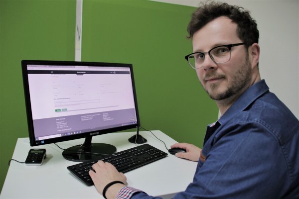 Michael Mönck, Mitarbeiter der Stadt Detmold, hat in der Bürgerberatung die technischen Voraussetzungen für die neue Online-Dienstleistung geschaffen. Der Bewohnerparkausweis kann jetzt mit wenigen Klicks beantragt werden. - © Stadt Detmold