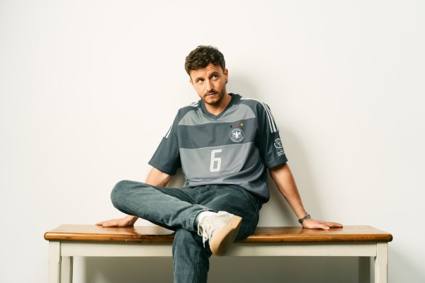 Tommi Schmitt ist leidenschaftlicher Fußballromatiker. Die Liebe zum Sport ist damals in der lippischen Heimat entfacht. - © ZDF/Marvin Ruppert