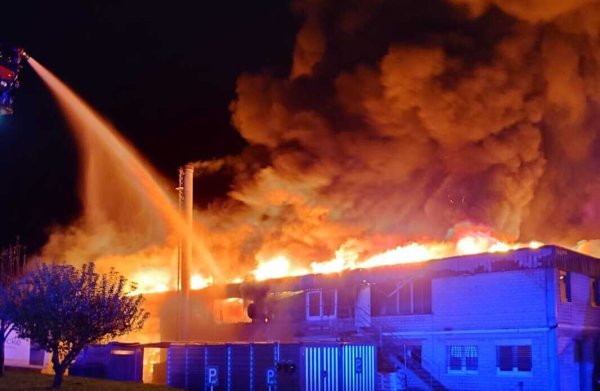 Das Gebäude im Bad Driburger Industriegebiet Kochs Kämpe stand beim Eintreffen der Feuerwehr bereits in Vollbrand. - © Feuerwehr Bad Driburg